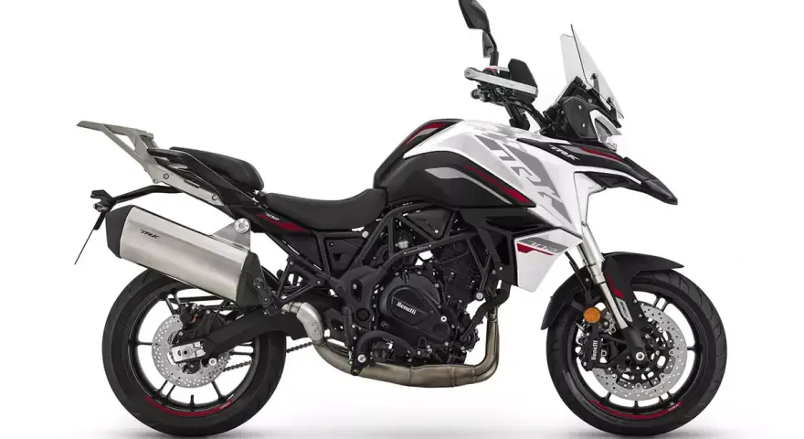 Biały motocykl turystyczny Benelli TRK 702 z czarnymi i czerwonymi akcentami. Sprawdź atrakcyjną benelli trk 702 cena!