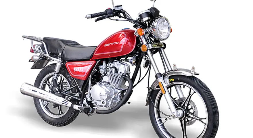 Czerwony motocykl Benyco BR125, gotowy do jazdy. Jego silnik jest jak precyzyjny niutonometr, odmierzający moc.