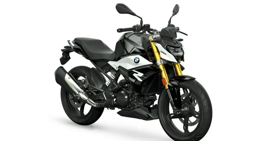 Stylowy motocykl BMW G 310 R w czarno-białej kolorystyce, gotowy na miejskie przygody.