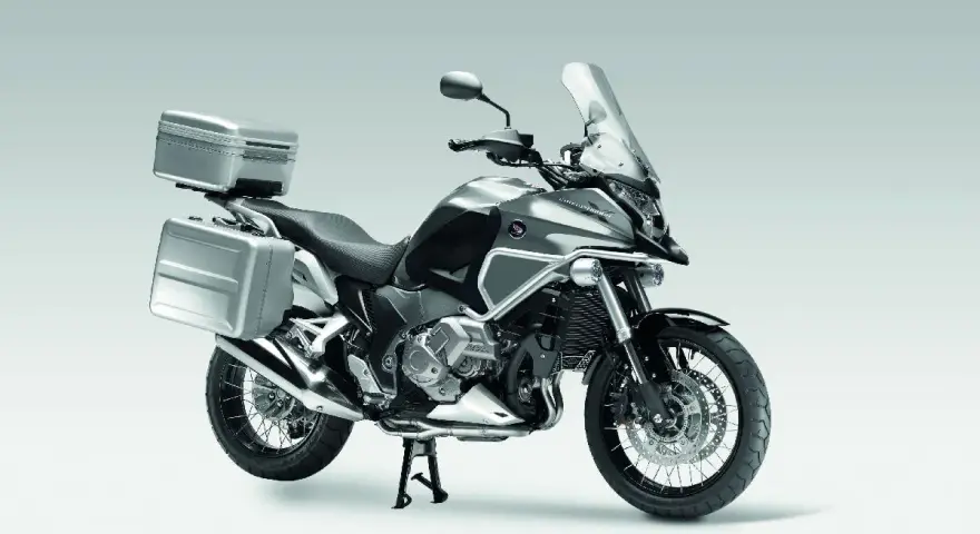 Srebrny motocykl Honda Crosstourer z kuframi, gotowy na dalekie podróże.