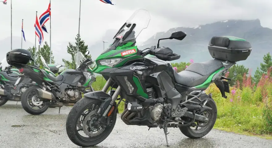 Motocyklem przez Europę: Najlepsze trasy i praktyczne porady