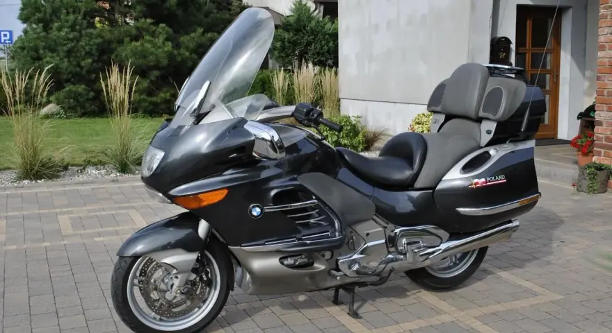 Ciemnoszary motocykl BMW K1200LT z dużym wiatrochronem i wygodnym siedzeniem, gotowy na podróż przez Polskę.