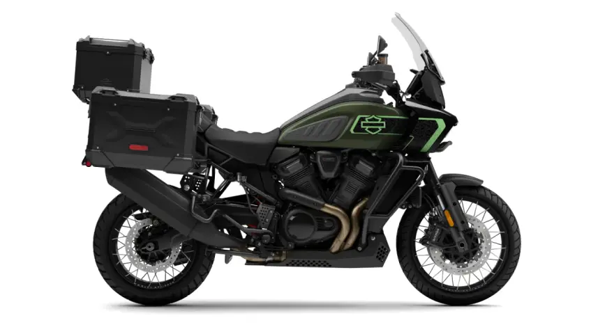 Zielony motocykl Harley Pan America z czarnymi kuframi, gotowy na przygodę.