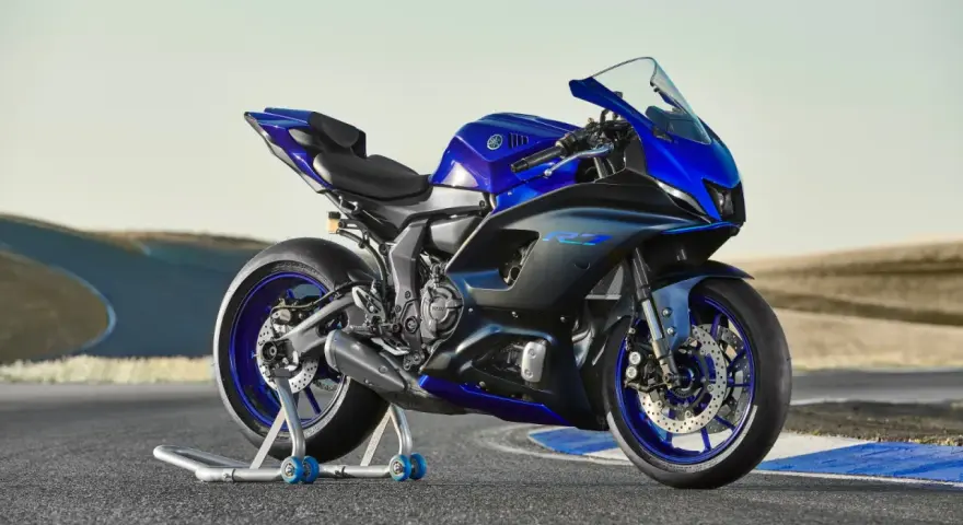 Niebieski motocykl sportowy Yamaha R7 na stojaku, gotowy do jazdy. Dane techniczne tego modelu zachwycają.