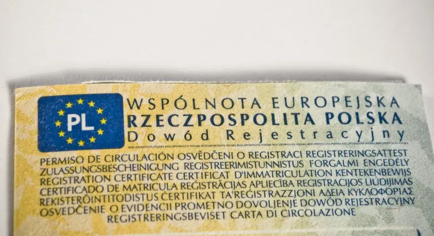 Fragment dokumentu z napisem "Dowód Rejestracyjny", symbolami Unii Europejskiej i oznaczeniem "PL".