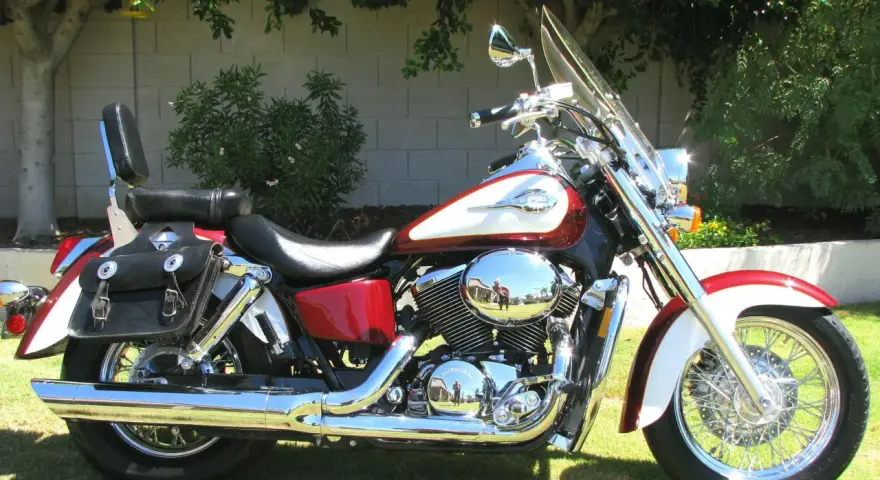 Honda Shadow 750 wady i zalety: stylowy cruiser z wygodnym siedzeniem i sakwami. Idealny na spokojne przejażdżki.