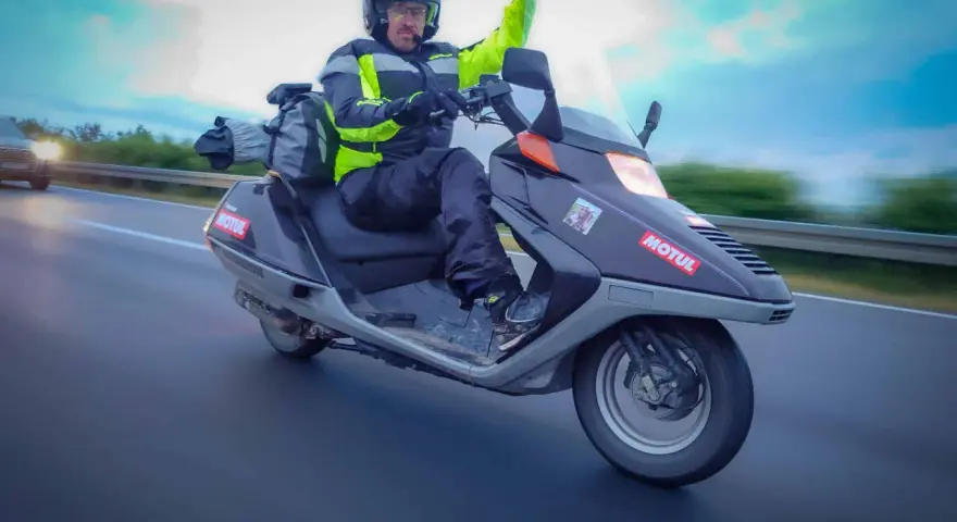 Autostrada skuterem: 50cc vs 125cc. Kiedy możesz, a kiedy nie?