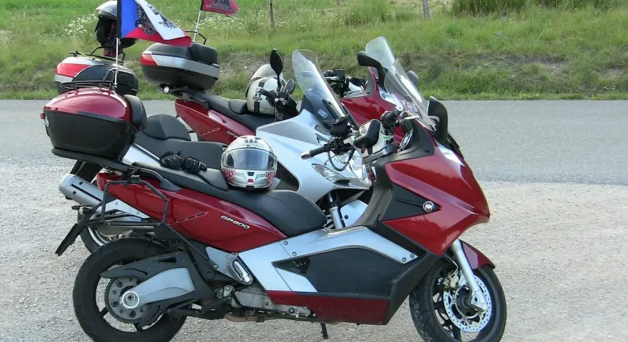 Motocykle czekają na podróż przez przełęcz wyżniańską. Na jednym z nich powiewa polska flaga.