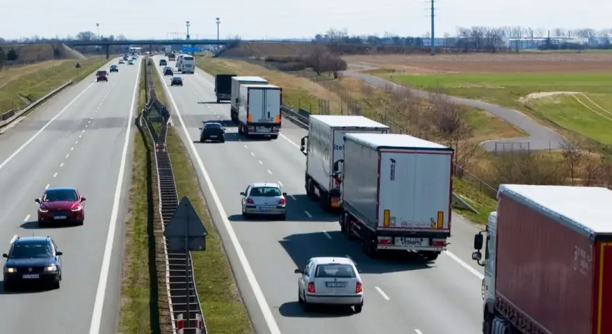 TIR-y na autostradach: Nowe zasady wyprzedzania i wysokie mandaty!
