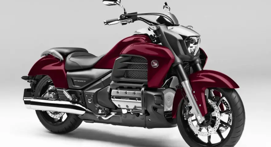 Potężna, bordowa Honda Valkyrie 1800 z chromowanymi detalami, gotowa na długie trasy.