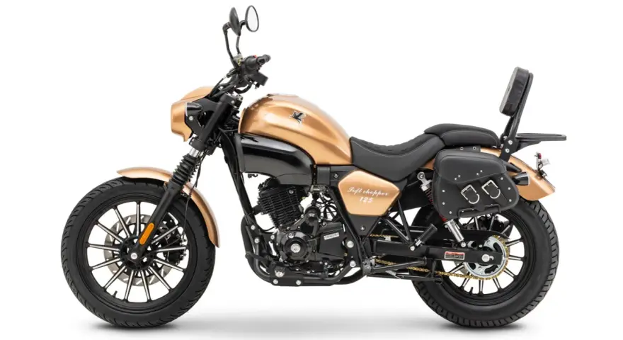Złoty Romet Soft Chopper 125 z czarnymi sakwami i oparciem. Dane techniczne tego choppera zachęcają do podróży.