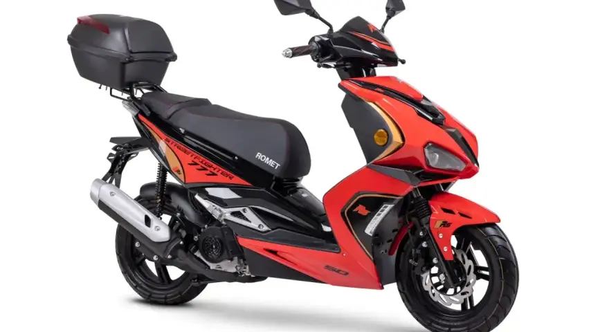 Czerwony skuter Rometa z kufrem. Zastanawiasz się, czy można jeździć motorowerem na dowód? Ten model jest idealny na polskie drogi.