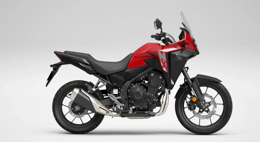 Czerwony motocykl Honda NX 500 z czarnymi elementami, gotowy na przygodę.