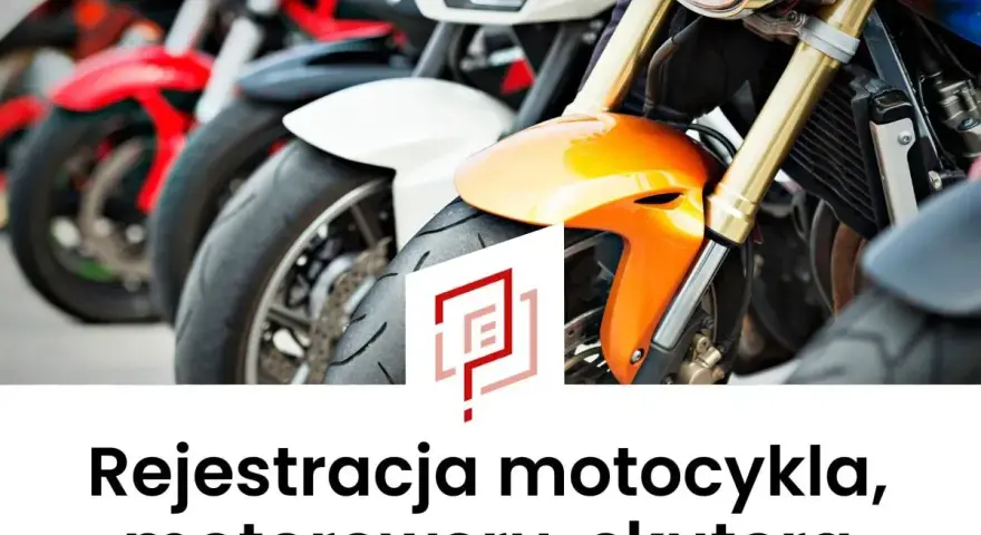 Zbliżenie na przednie koła i zawieszenie motocykli w rzędzie, z pomarańczowym błotnikiem na pierwszym planie.