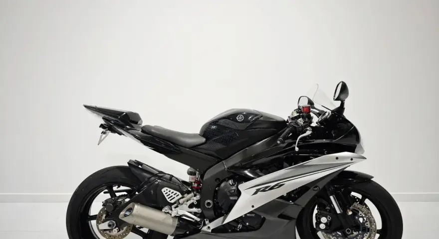 Czarny motocykl Yamaha R6 z silnikiem rzędowa 6, gotowy do jazdy po torze.