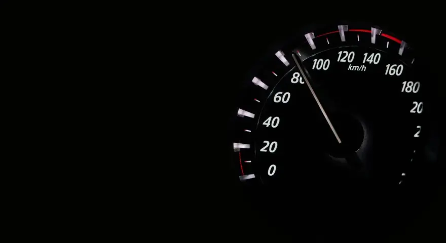 Przekroczenie prędkości o 20 km/h to 2 punkty karne. Prędkościomierz pokazuje 100 km/h.