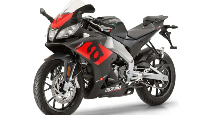 Sportowy motocykl Aprilia RS4 w czarno-czerwonej kolorystyce, gotowy do wyścigów.