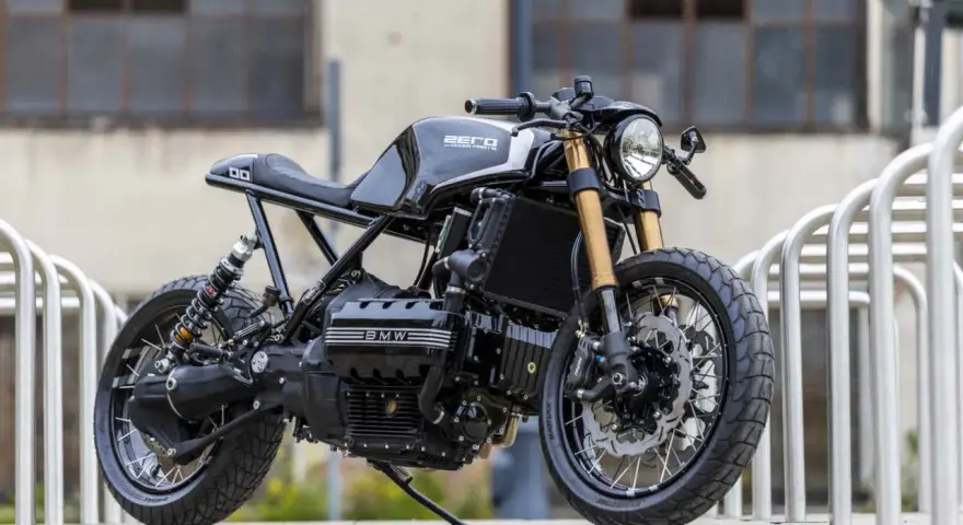 Czarny motocykl BMW K100 w stylu cafe racer, stojący na zewnątrz.
