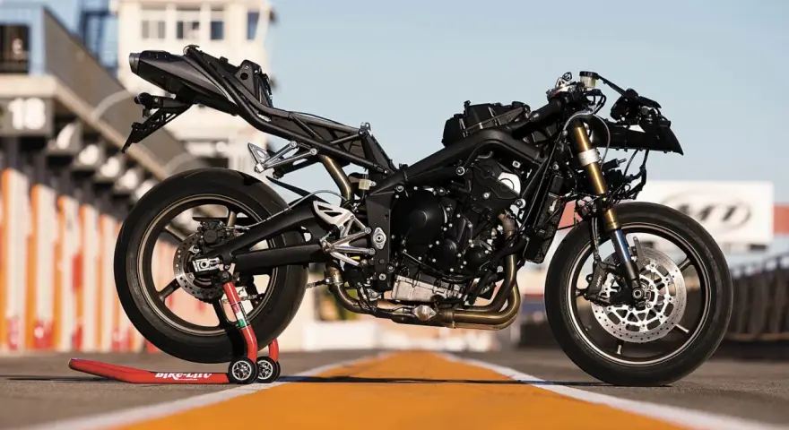 Motocykl Triumph Daytona 675 bez owiewek na torze wyścigowym. Dane techniczne tego sportowego jednośladu są imponujące.