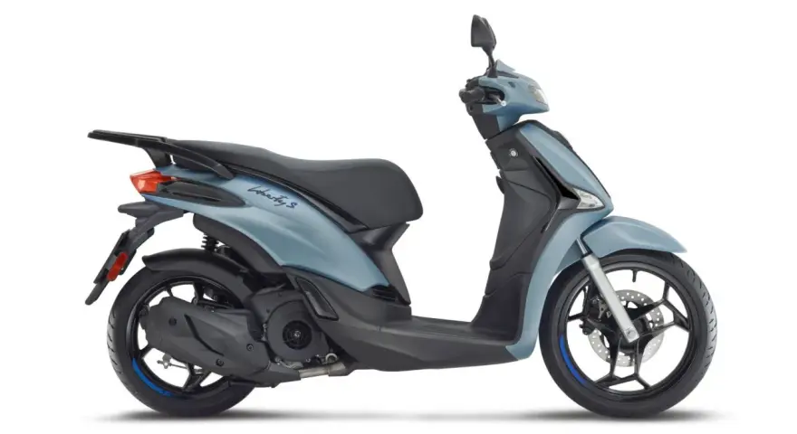 Jasnoszary Piaggio Liberty 125, gotowy do jazdy. Poznaj jego piaggio liberty 125 dane techniczne i ciesz się swobodą.