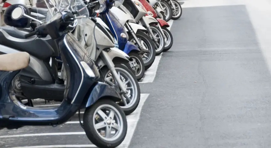 Co grozi za jazdę motorowerem bez uprawnień? Kary, sąd, regres!