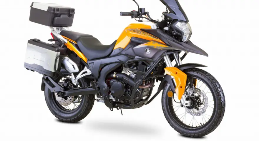 Pomarańczowy motocykl Romet ADV 250 z kuframi, gotowy na przygodę. Sprawdź romet adv 250 dane techniczne.