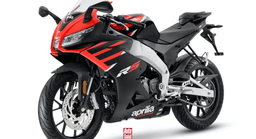 Sportowy motocykl Aprilia RS 125 w czerwono-czarnych barwach. To najmocniejszy motocykl na kat B, idealny dla początkujących kierowców.