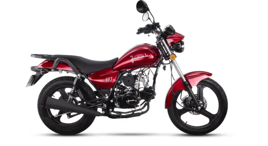 Czerwony Junak 902, klasyczny motocykl. Choć ma swoje wady, jego styl przyciąga wzrok.