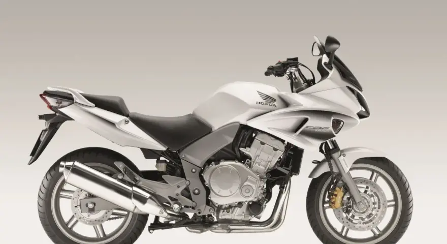 Srebrny motocykl Honda CBF 1000 z czarnym siedzeniem i detalami.