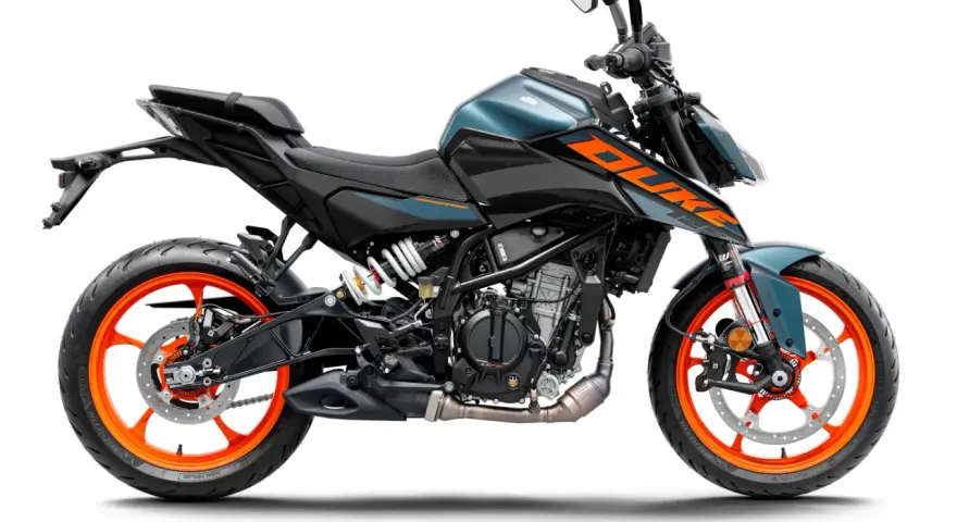 Niebiesko-czarny KTM Duke 125 z pomarańczowymi felgami. Poznaj jego dane techniczne i poczuj moc!
