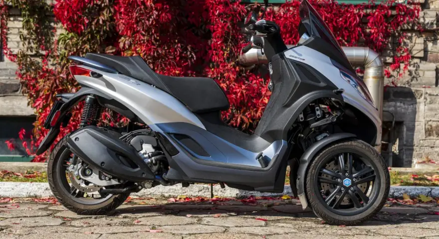 Srebrny Piaggio MP3 300 z trzema kołami, idealny do miasta. Sprawdź piaggio mp3 300 dane techniczne.