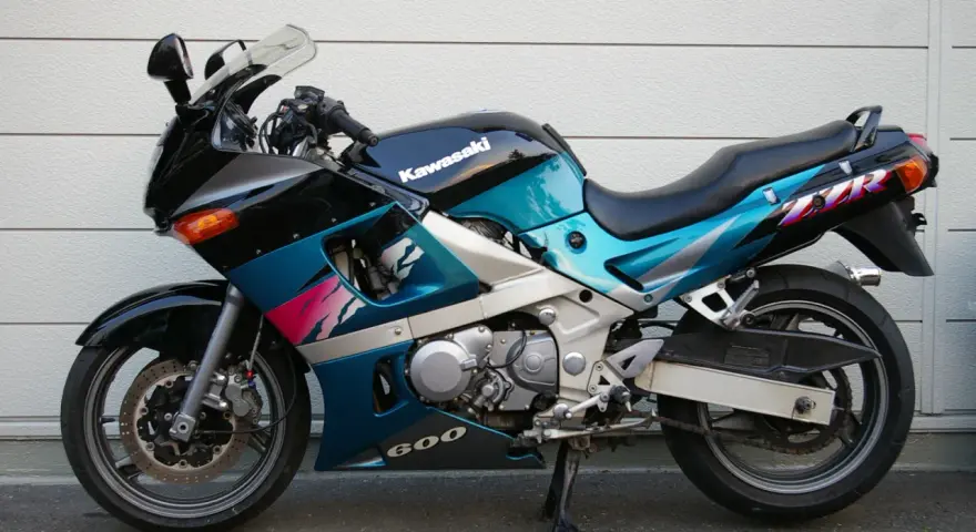 Kawasaki ZZR 600 w turkusowo-czarnej kolorystyce z grafiką, gotowy do jazdy.
