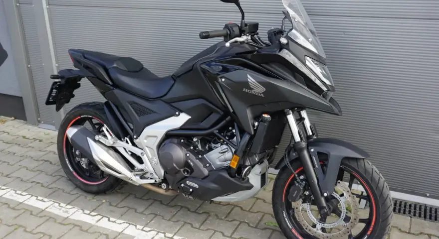 Czarny motocykl Honda NC750X, idealny do miasta i na trasy. Sprawdź atrakcyjną honda nc750x cena!