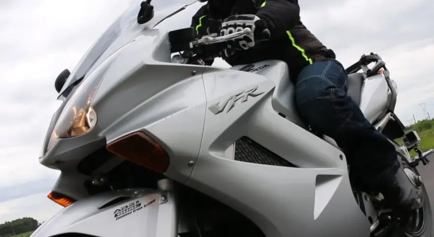 Jazda na srebrnym motocyklu Honda VFR 800. Choć piękny, ma swoje wady, jak np. ciężar.