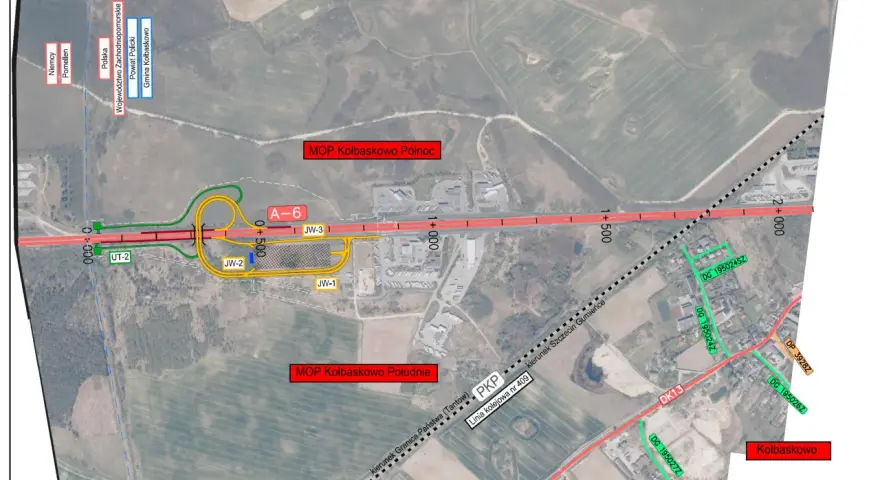 Mapa drogowa z zaznaczoną autostradą A6, węzłami, MOP-ami Kołbaskowo Północ i Południe, linią kolejową oraz drogami lokalnymi w okolicach Kołbaskowa.