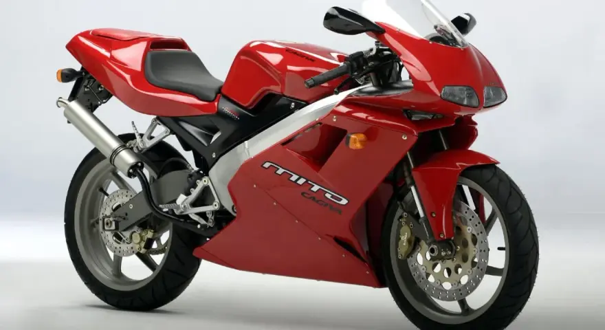 Czerwona Cagiva Mito 125, sportowy motocykl z lat 90., gotowy do osiągnięcia v max.