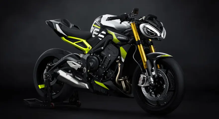 Nowoczesny motocykl Triumph Street Triple w białym i czarnym malowaniu z neonowo-żółtymi akcentami, gotowy do drogi.