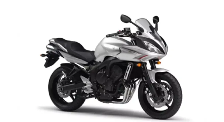 Srebrny motocykl Yamaha Fazer 600. Sprawdź yamaha fazer 600 dane techniczne, aby poznać jego możliwości.