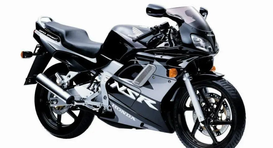 Czarny motocykl Honda NSR 125 z napisem "Super Sprint" na siedzeniu. Ten sportowy model, osiągający prędkość maksymalną V-max, zachwyca dynamicznym designem.