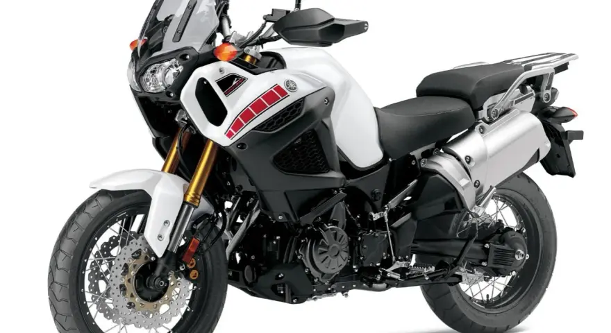Biały motocykl Yamaha Super Tenere 1200, gotowy na przygodę. Dane techniczne tego potwora sprawiają, że jest idealny na długie trasy.