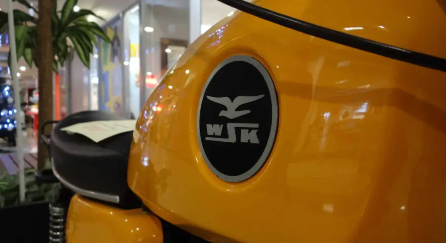 Żółty bak motocykla WSK z charakterystycznym logo. Czy jego prędkość maksymalna to 125 km/h?