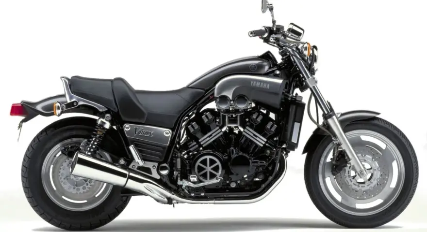 Czarny motocykl Yamaha V-Max z potężnym silnikiem V4, chromowanymi elementami i sportowym wyglądem.