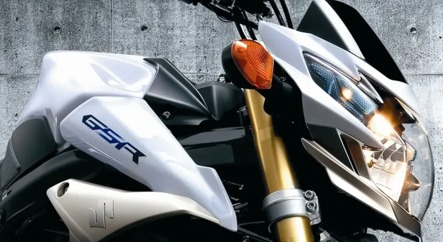 Biały Suzuki GSR 750 z niebieskim napisem GSR. Choć piękny, warto znać jego wady przed zakupem.