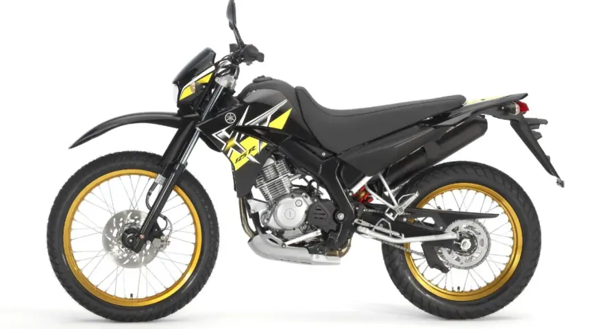 Czarny motocykl Yamaha z żółtymi akcentami i złotymi felgami. Idealny dla szukających motocykli do 5000 zł.