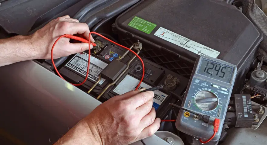 Sprawdzanie akumulatora 12v 6ah multimetrem. Jak ładować, gdy napięcie spadnie poniżej 12.45V?