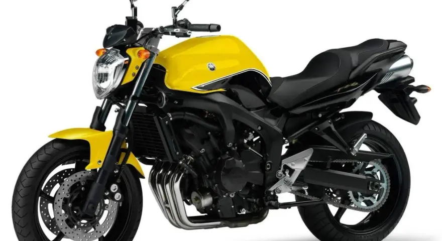 Jasnożółty motocykl Yamaha FZ6 z czarnym siedzeniem i detalami. Idealny do miejskiej dżungli.