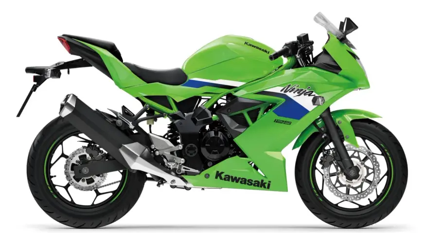 Zielony Kawasaki Ninja 125, gotowy do jazdy z maksymalną prędkością.