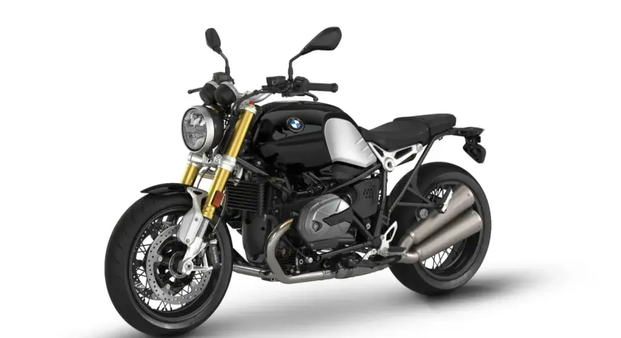 Czarny motocykl BMW R nine T z chromowanymi elementami i dwoma wydechami, gotowy na przygodę.