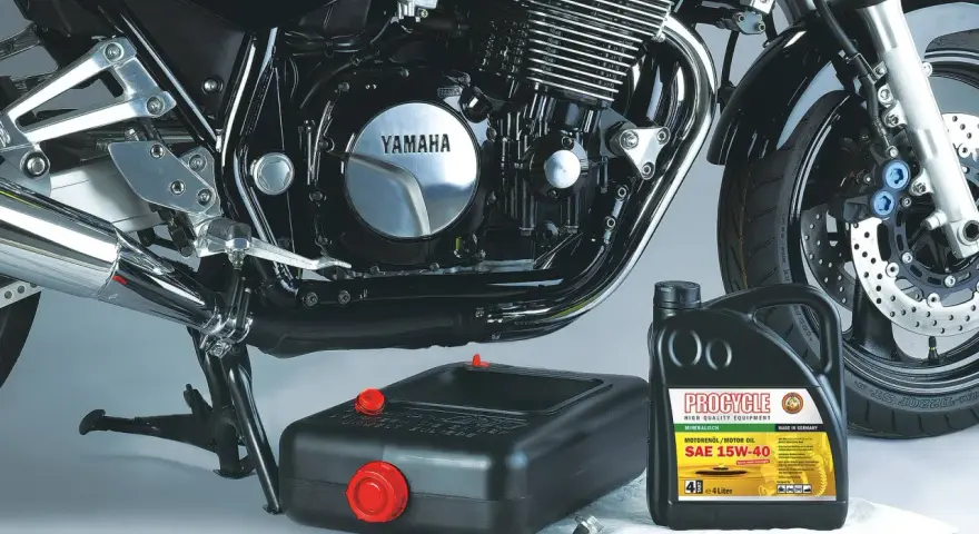 Silnik Yamahy gotowy do pracy, obok olej Procycle. Dbałość o detale, by silnik sam wchodzi na wysokie obroty.