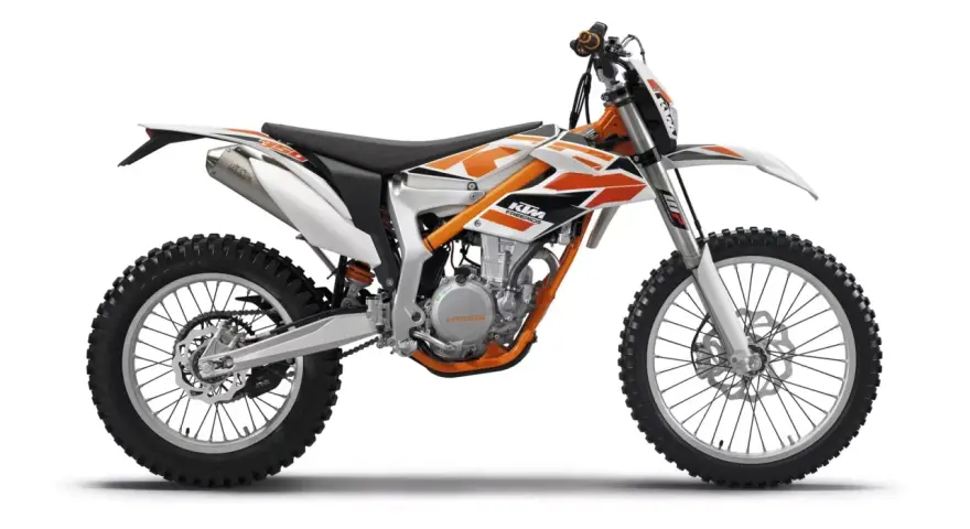 Pomarańczowo-biały motocykl KTM Freeride 350 z terenowymi oponami, gotowy na przygodę.